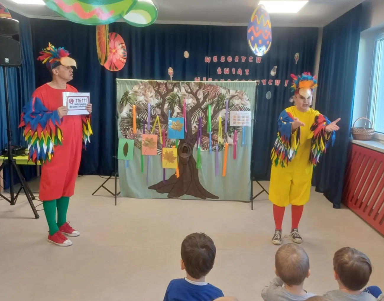Dzieci z uwagą uczestniczą w spektaklu Teatru Gabi – Art