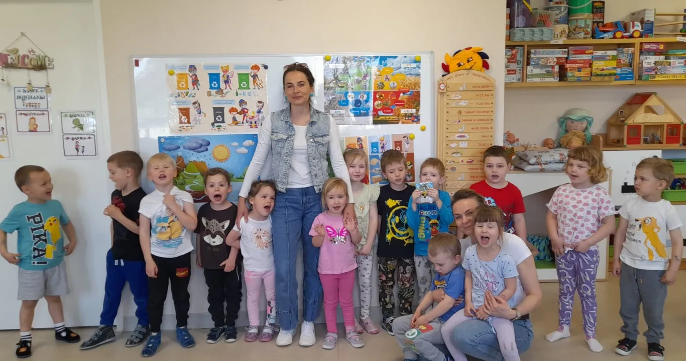 Zdjęcie grupowe dzieci podczas warsztatów z zapobiegania cybeprzemocy