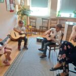 Przedszkolaki pod okiem nauczycielki Szkoły Muzycznej uczą się pierwszych akordów granych na gitarze