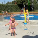 Dzieci bawią się na wodnym placu zabaw