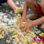 Dzieci bawią się masą plastyczną w ogrodzie przedszkolnym