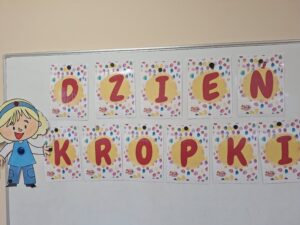 tablica z napisem "dzień kropki"
