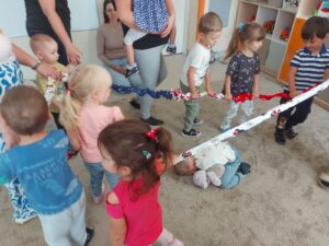 dzieci biorą udział w zabawach integracyjnych podczas dnia adaptacyjnego w przedszkolu