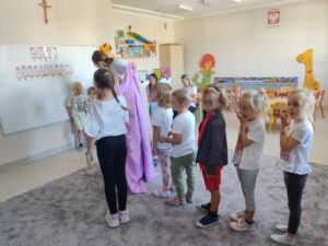 dzieci biorą udział w zabawach integracyjnych podczas dnia adaptacyjnego w przedszkolu