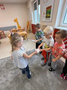 dziewczynki wręczają prezenty chłopcom