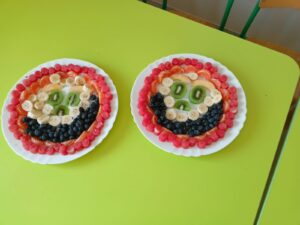 talerze z owocami ułożone w kształt uśmiechniętych buziek