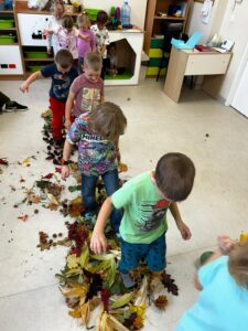 dzieci korzystają ze ścieżki sensorycznej