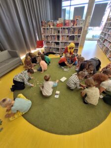 Dzieci rozwiązują zadania i zagadki o Kubusiu Puchatku w Lubitece