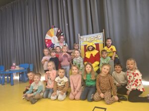 zdjęcie grupowe Słoneczek z Kubusiem Puchatkiem