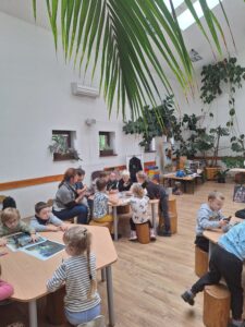 starszaki oglądają fotografie różnych rodzajów kopalni