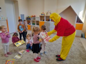dzieci z grupy Promyczki rozwiązują zadania przygotowane przez panią Asię z biblioteki