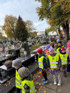 dzieci odwiedzają groby zmarłych
