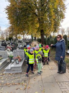 Pani Dyrektor tłumaczy dzieciom symbolikę Dnia Zadusznych