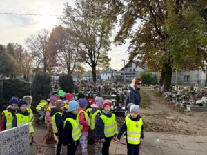 Starszaki na cmentarzu odwiedzają groby zmarłych lubliniczan