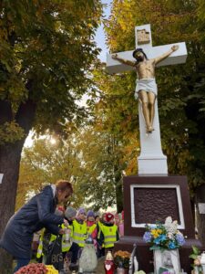 Starszaki z Panią Dyrektor odwiedzają cmentarz