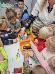 przedszkolaki biorą udział w zabawie pt. Co można a czego nie można kupić w aptece