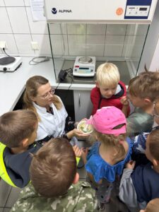 dzieci oglądają miksturę przygotowaną przez farmaceutkę