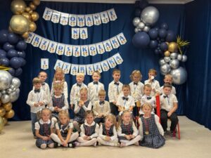 Grupa Starszaków po występach pozuje do grupowego zdjęcia 