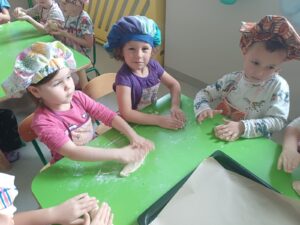 starszaki formują bułeczki i rogaliki, niektórzy próbują zrobić chałkę