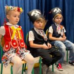 Zdjęcie przestawia dzieci w stroju.