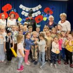 Zdjęcie grupowe dzieci z górnikiem.