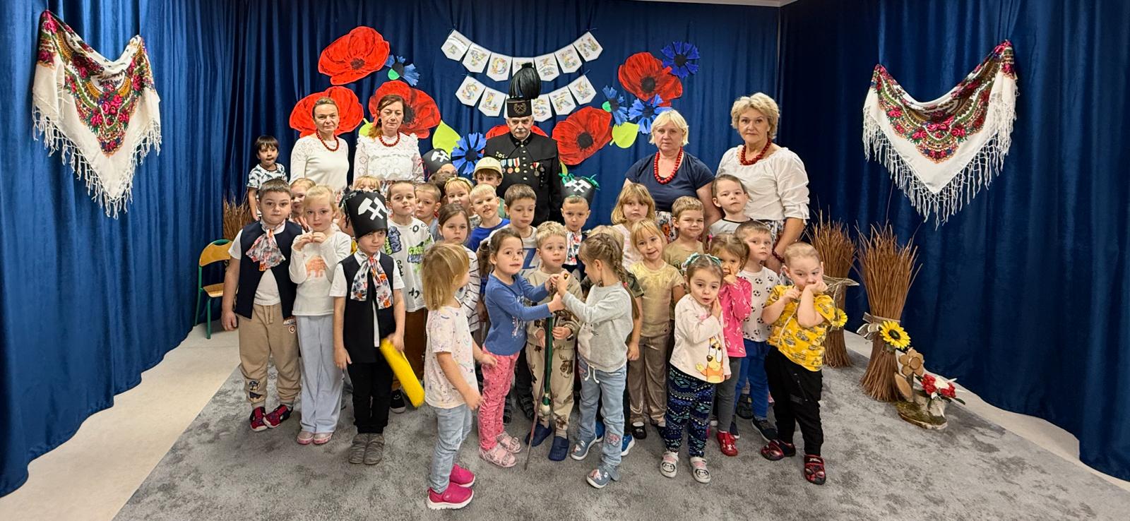 Zdjęcie grupowe dzieci z górnikiem.