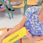 Zdjęcie przestawia karteczkę z napisem zdrzadło podczas konkursu dla dzieci.