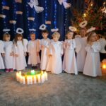 Zdjęcie przedstawia dzieci z grupy Promyczki podczas występu z okazji Świąt Bożego Narodzenia