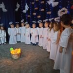 Zdjęcie przedstawia dzieci z grupy Promyczki podczas występu z okazji Świąt Bożego Narodzenia