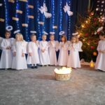 Zdjęcie przedstawia dzieci z grupy Promyczki podczas występu z okazji Świąt Bożego Narodzenia