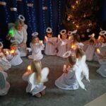 Zdjęcie przedstawia dzieci z grupy Promyczki podczas występu z okazji Świąt Bożego Narodzenia