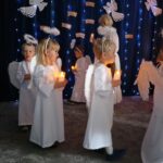 Zdjęcie przedstawia dzieci z grupy Promyczki podczas występu z okazji Świąt Bożego Narodzenia