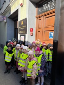 przedszkolaki stoją przed wejściem do muzeum