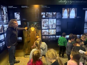 Przedszkolaki oglądają wystawę w muzeum poświęconą Edycie Stein