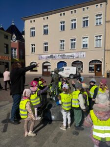dzieci oglądają pomnik Edyty Stein na lublinieckim rynku