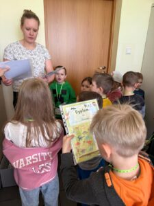 Pani agata rozdaje dzieciom dyplomy