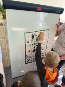 przedszkolaki układają puzzle z hasłem do skrzyni