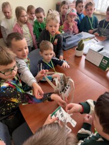 przedszkolaki otrzymały dwa puzzle za rozwiązanie zagadek