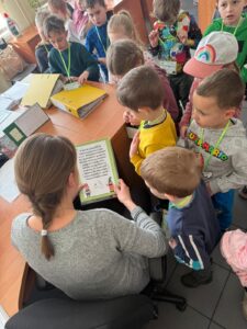 przedszkolaki słuchają zagadki czytanej przez księgową urzędu pracy