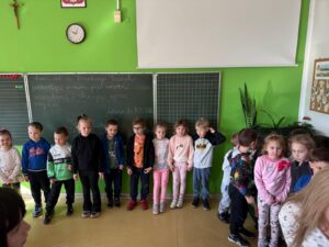 dzieci zwiedzają salę lekcyjną