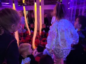 przedszkolaki w sali doświadczania świata