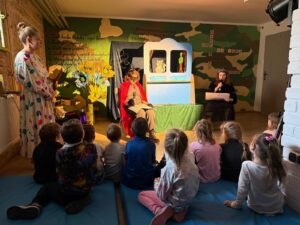 dzieci oglądają teatrzyk Kot w butach