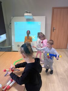 przedszkolaki bawią się w szkolnej świetlicy