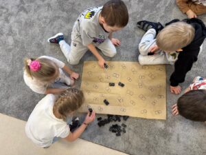 Starszaki rozwiązują zadania matematyczne - układają domino