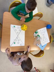 Starszaki rozwiązują zadania matematyczne