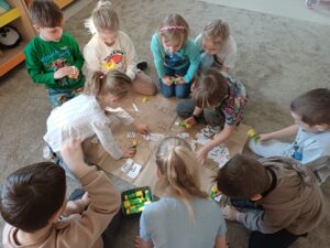 Starszaki przyklejają napisy 