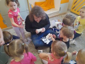 Maluszki robią zabawki z papierowych kubeczków