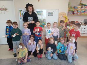 dzieci na zdjęciu z Panem Michałem
