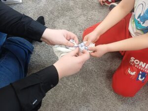 składanie żabki z chusteczki