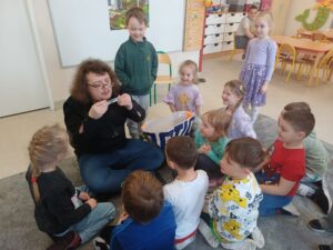 Pan Michał gra na grzebieniu